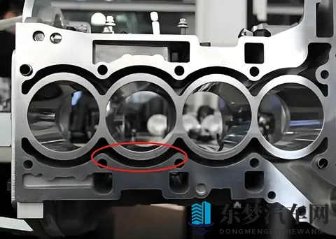 能腐蚀铝板的冷却液是否会腐蚀发动机，燃油车要不要定期更换？-2