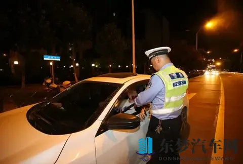 白丝袜精华液抹在脚上:脚部护理,使用白丝袜精华液-2