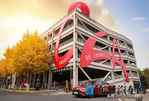 juliaann与小伙子内射：美女Juliaann与青年亲密互动