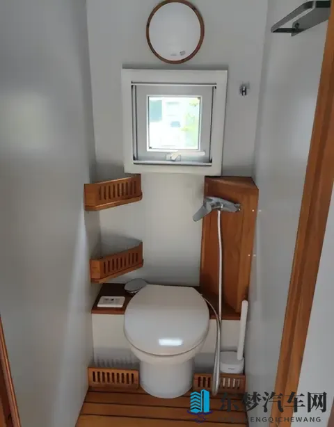 前面越野车，侧面小货车：这台奔驰‘四不像’，凭啥敢卖一百万？