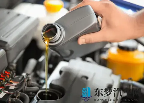 别瞎换机油！新手必记5个真相：避开3大伤车坑，每次保养省200+