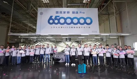 双外观_全新内饰设计_将于11月上市 上汽大众朗逸Pro正式下线-2