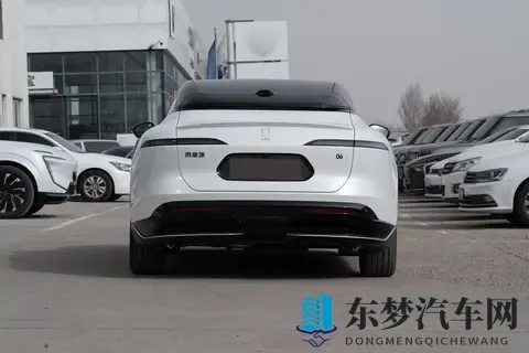 两人在床上打扑克：卧室里两人欢乐打牌，扑克声声入耳-1