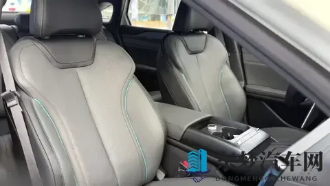 美女班主任露出奶头喂我乳我：性感班主任意外露肩，哺乳画面温馨感人-2