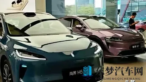 周末逛华为展厅真实一幕：50万的车被抢空，20万的车却无人问津！