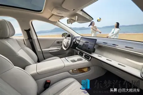 男生把自己的困困放在女生的困困里的图片：男孩将自身疲惫安放于女孩怀抱中的温馨瞬间