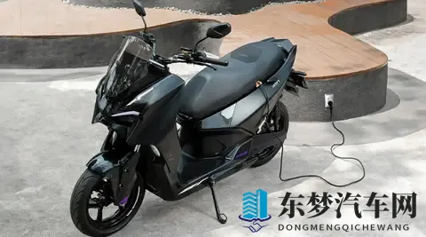 宝马做背书？这款150km续航大踏板即将亮相米兰展-3