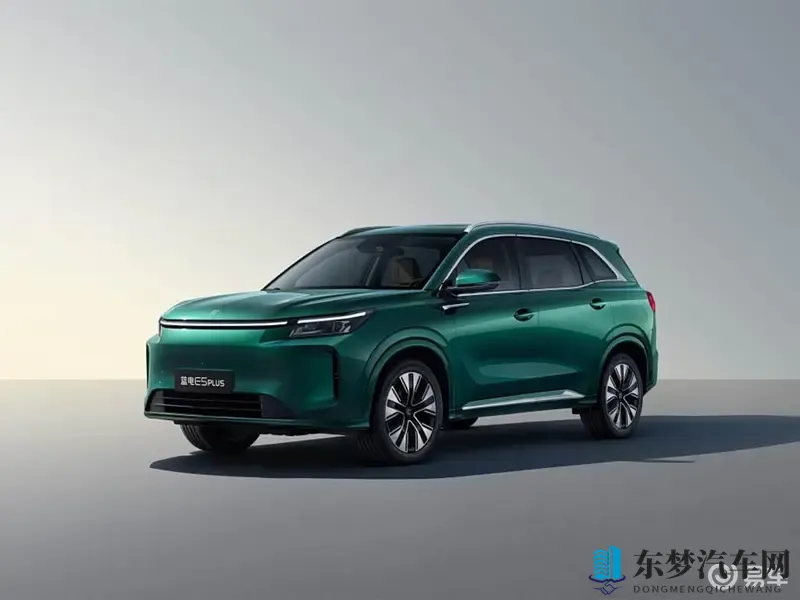 班长撩起我的 蹭来蹭去：班长轻抚我，亲密互动逗笑众人-1