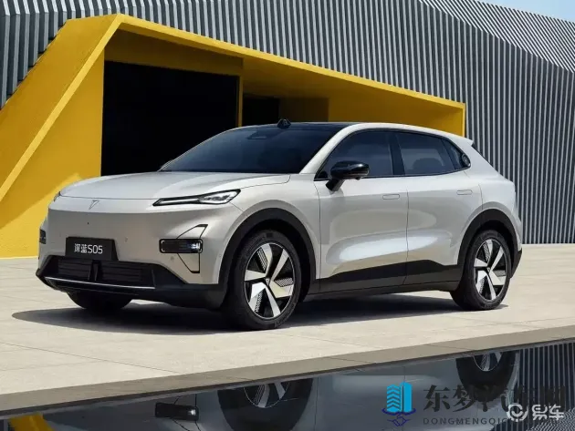 日本老师的丰满大乳奶：日本教师身材丰腴，引人注目形象-1