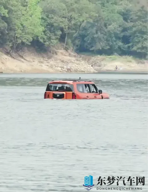 30 万级能渡水的方盒子!奇瑞新SUV 空悬+四驱,馈电油耗 795L-1
