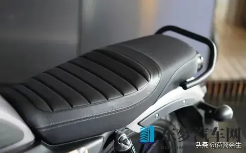 通勤溜车实测！豪爵DN150油耗189L，复古范儿缺失成最大槽点？-1