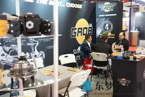 与老头共享娇妻绿帽：老头共度娇妻，绿帽成尴尬共舞