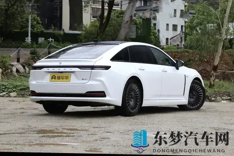 30 万级进口后驱混动轿车，两款车型怎么选不踩坑？-1