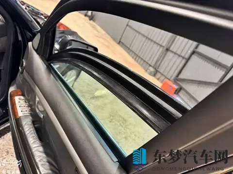 20年千万防弹车易主！李嘉诚宝马内饰极简，网友顿悟了？-1