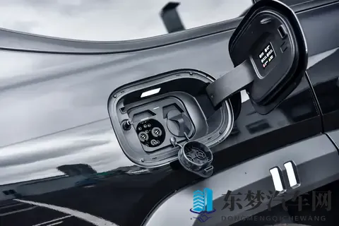 30 万级能渡水的方盒子!奇瑞新SUV 空悬+四驱,馈电油耗 795L-2