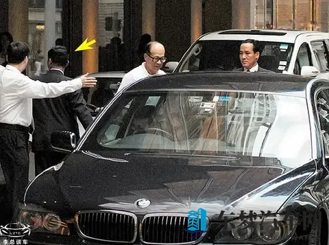 20年千万防弹车易主！李嘉诚宝马内饰极简，网友顿悟了？-3