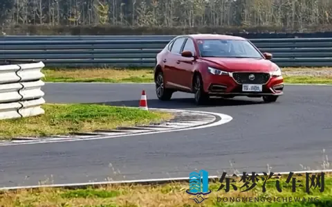 开车不带脑子的致命代价：3秒盲开50米，23倍事故率“隐形杀手”