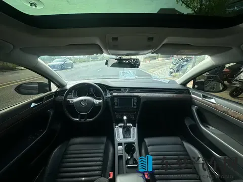 10万多拿下大众迈腾，28万公里一手车况值不值？-1