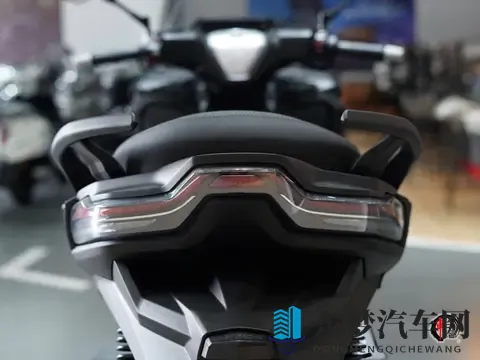 德系平台+国产价格，2025款无极SR4 Max中排踏板，售价29999元起-2