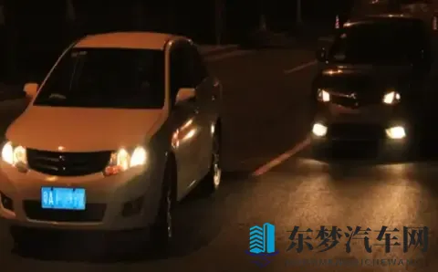 交警提醒:汽车大灯闪三下是重要暗语!不懂最好别开夜车-1