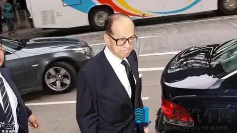 20年千万防弹车易主！李嘉诚宝马内饰极简，网友顿悟了？-2