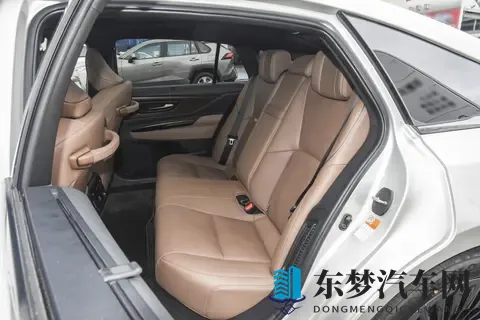 和亲妺洗澡忍不住c了她无吗男男：亲妹洗澡时冲动失态，亲密接触引发尴尬情事-2