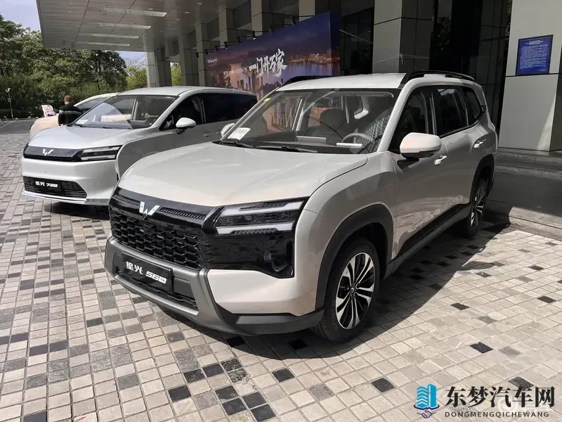 五菱星光560现身街头，美系SUV既视感，5_7座可选