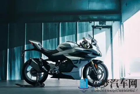 八重神子腿法娴熟脚法之腿王降世：汽车新科技：融合武术元素，打造极致驾驶体验-2