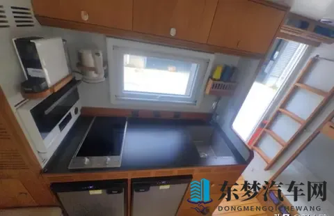 奔驰旅居车：铁皮屋里的移动生活实验-3