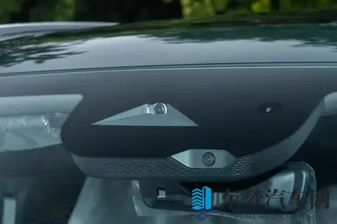 东风奕派eπ008增程超阔版:一款适合家庭使用的五座车型-1