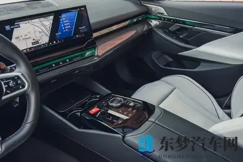 插电混动高性能旅行车，2025款宝马M5旅行版实车图曝光-1