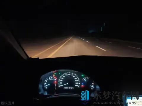 夜间开车的两大禁忌,很多人不知道,别等出事了才后悔不提前了解-1