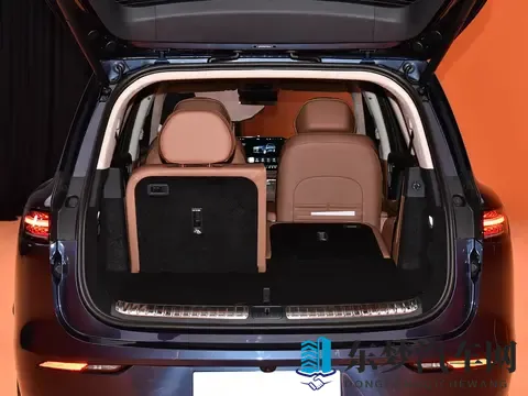 东风造了台“库里南”,配华为“全家桶”+三腔空悬,外观很霸气-1