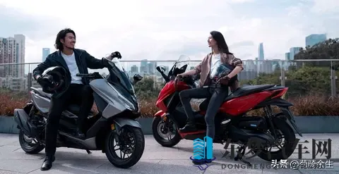 直降8K！本田佛沙350反向升级，雅马哈XMAX的中排踏板地位稳吗？