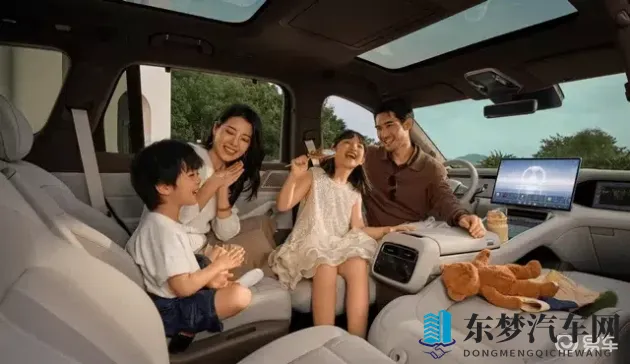 美女扣B:赛车场上的时尚力量:揭秘女性赛车手的独特魅力-2