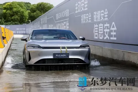 首款C级智慧旗舰,标配猎鹰700,车长超5米,将于11月15日上市-1