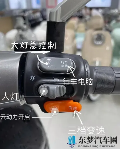 电动车挡风被被禁用，冬天骑车族想出御寒新招，网友看后惊呼聪明-3