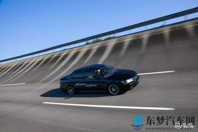 瑶遇见神鹿翻白眼流眼泪文章：都市奇遇：汽车与神鹿的深情邂逅-1