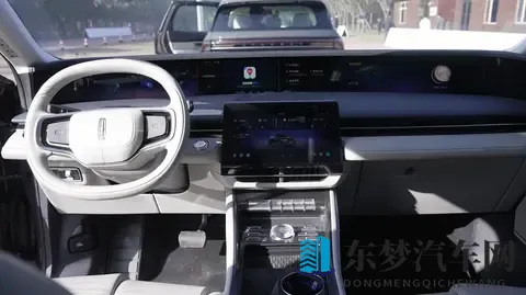 正装男办公室被老板玩：办公室男职员遭上司戏弄，正装形象尽毁