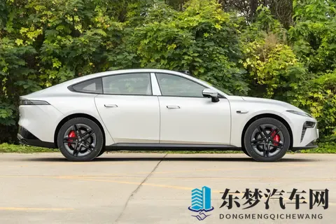 这款15万级四驱轿跑，37s破百，配激光雷达，轴距2915mm，太带劲-2