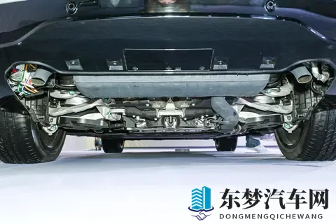 1300km 续航 + 零重力座椅！腾势 N8L 把家庭 SUV 的舒服焊死了-3