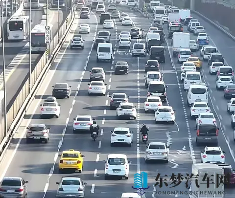 新能源时代,为何仍有半数人钟情油车?-1