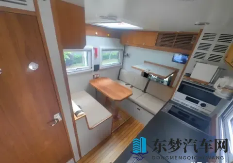 奔驰旅居车：铁皮屋里的移动生活实验-1