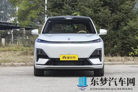 家庭六座SUV，深蓝S09适合带全家出行，实用又舒服-3