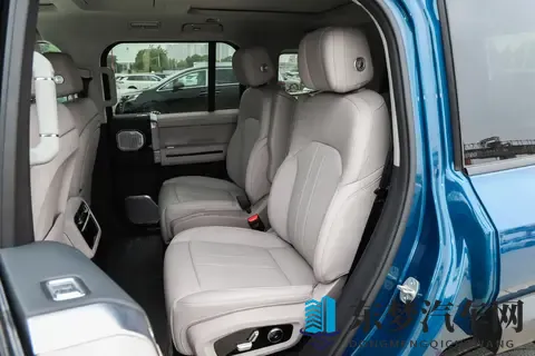 方盒子造型，30多万的价格，这款硬派SUV有什么亮点？-3