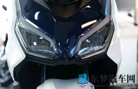 直降8K！本田佛沙350反向升级，雅马哈XMAX的中排踏板地位稳吗？-2