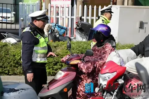 电动车禁用挡风被后，多个防寒新装备出现！网友：这下不怕查了-3