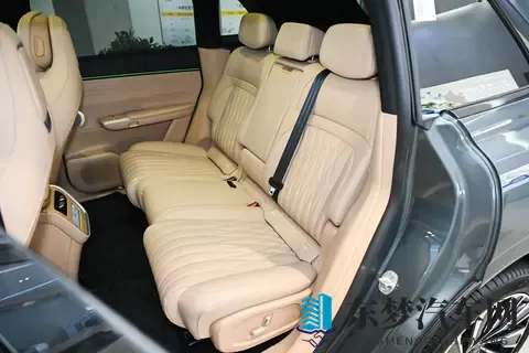 开2025款星纪元ET纯电Ultra四驱，女司机也可以在都市里“撒欢”-1