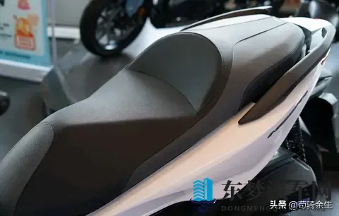 直降8K！本田佛沙350反向升级，雅马哈XMAX的中排踏板地位稳吗？-1