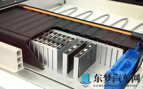 美女脱光衣服软件：智能驾驶技术升级，安全便捷未来已来-2